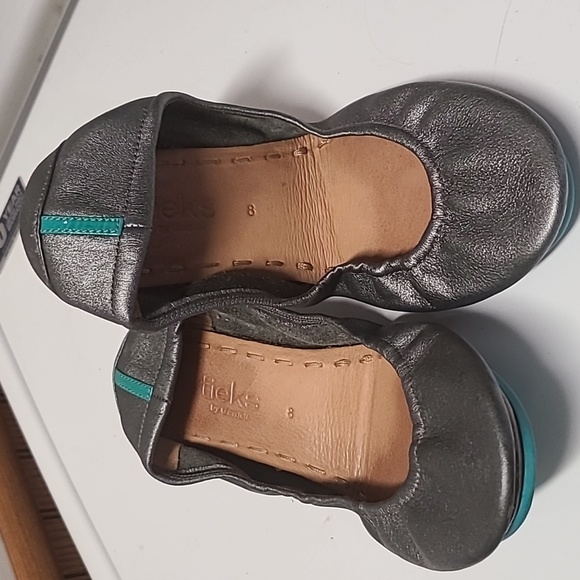 EUC Metallic Pewter Tieks Size 8 - Picture 2 of 8